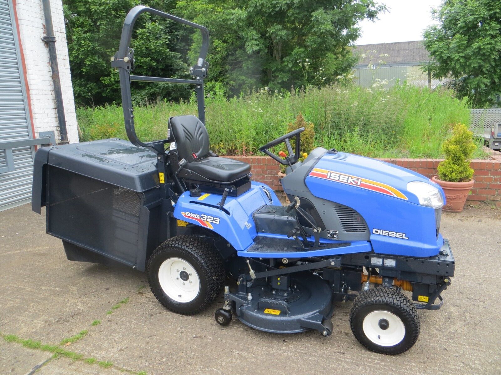 New and Used ISEKI SXG323 Groundcare Machinery, compact tractors and ride mowers near me.
